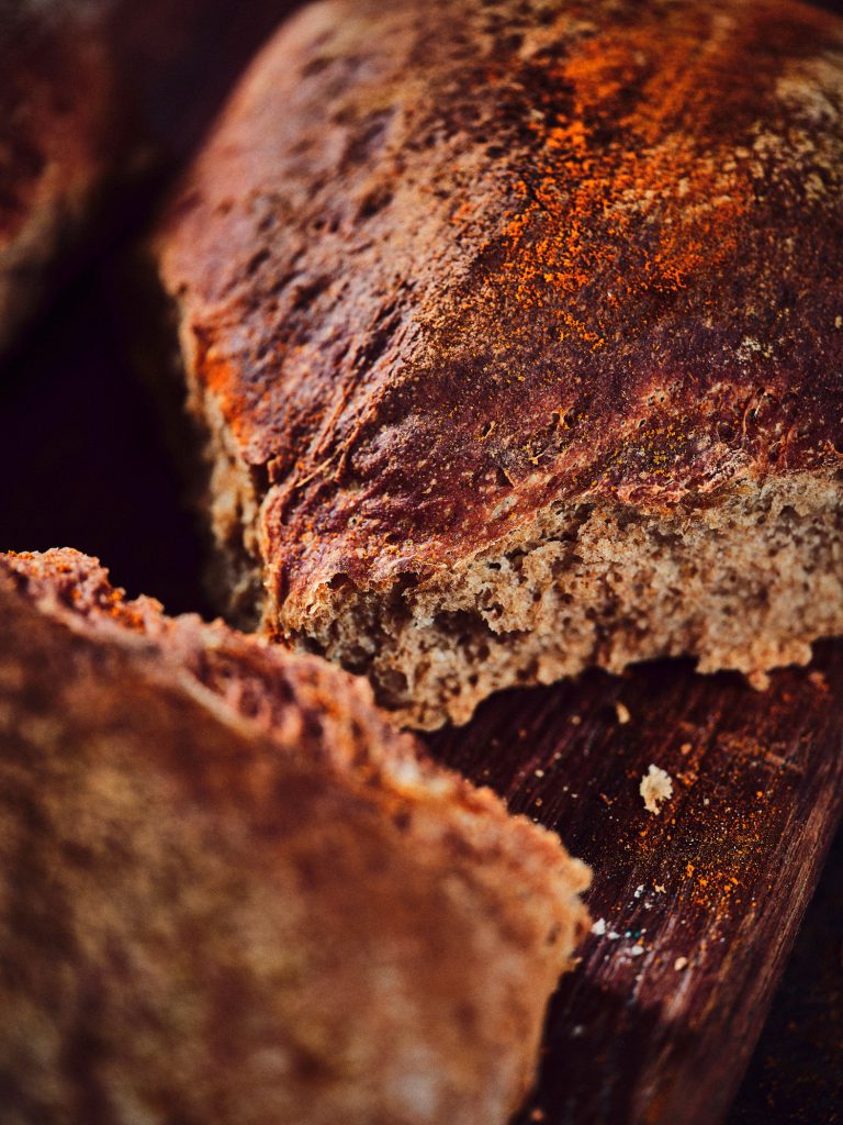 Detailaufnahme von TASTE APPEAL– Rezept: Roggenbrot mit Kurkuma aufgeschnitten