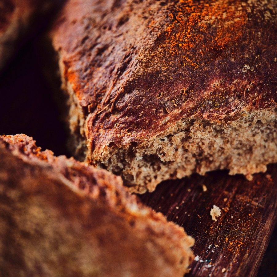 Detailaufnahme von TASTE APPEAL– Rezept: Roggenbrot mit Kurkuma aufgeschnitten