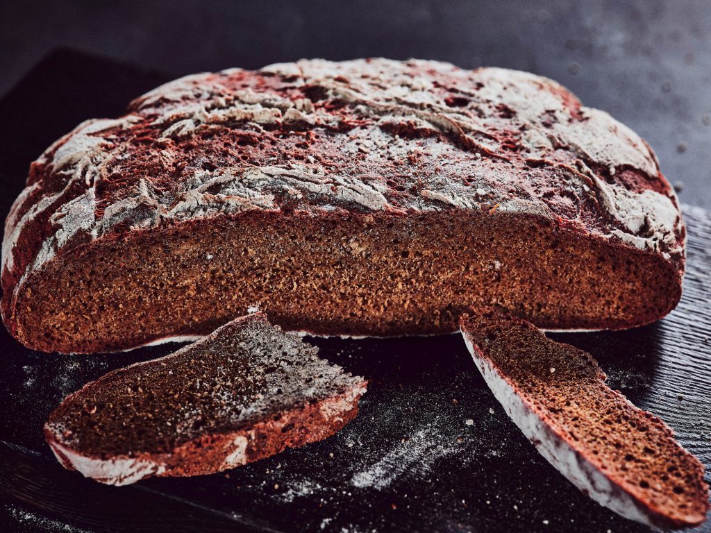 Rote Bete Sauerteigbrot halb aufgeschnitten