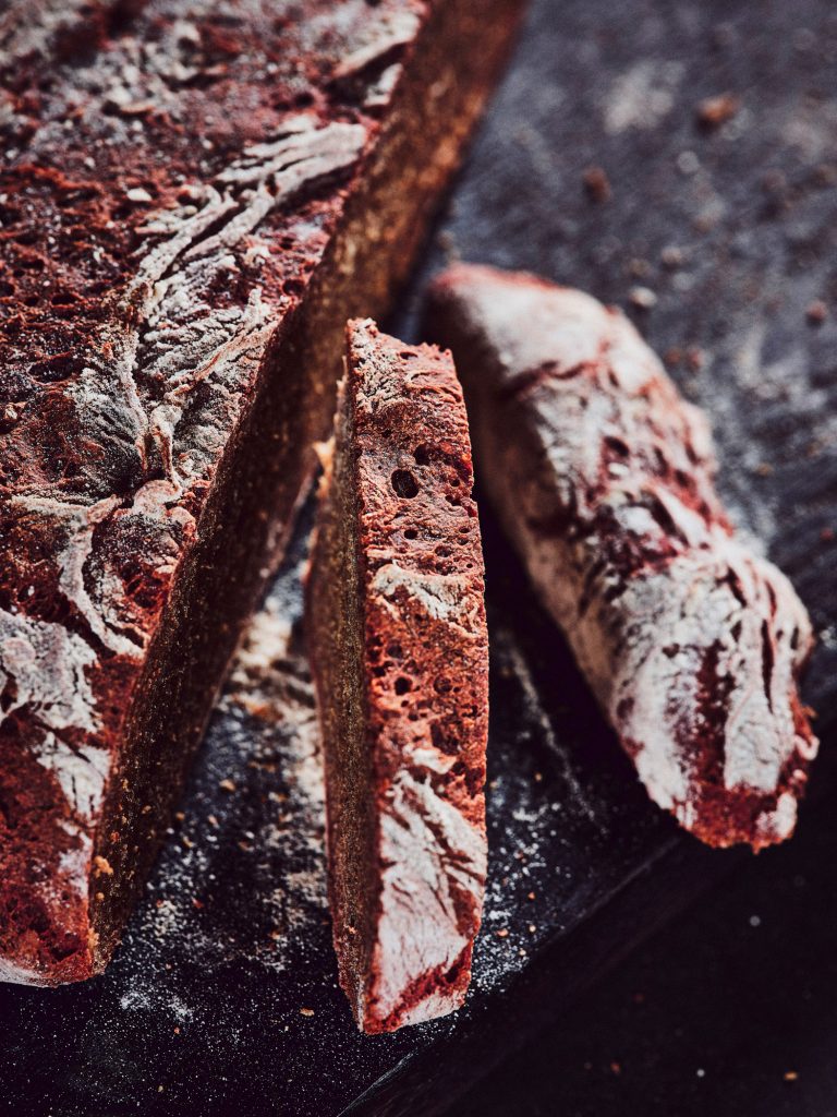 Detailaufnahme von TASTE APPEAL– Rezept: Rote Bete Sauerteigbrot Scheibenkruste scharf