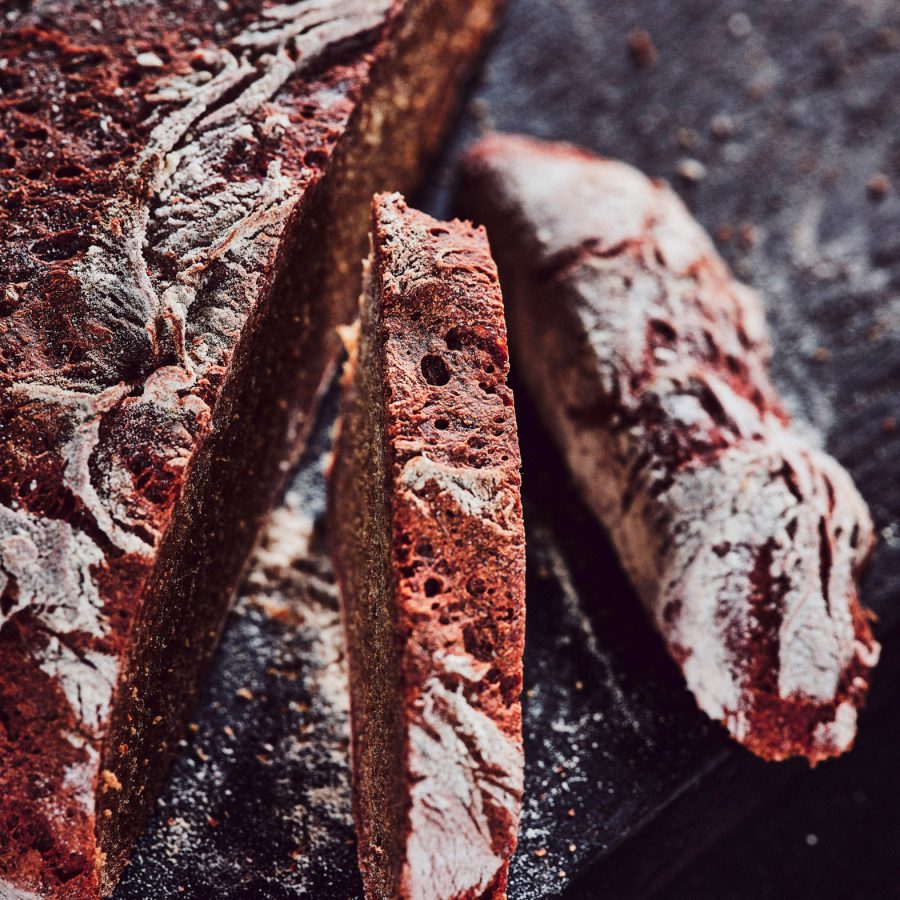 Detailaufnahme von TASTE APPEAL– Rezept: Rote Bete Sauerteigbrot Scheibenkruste scharf