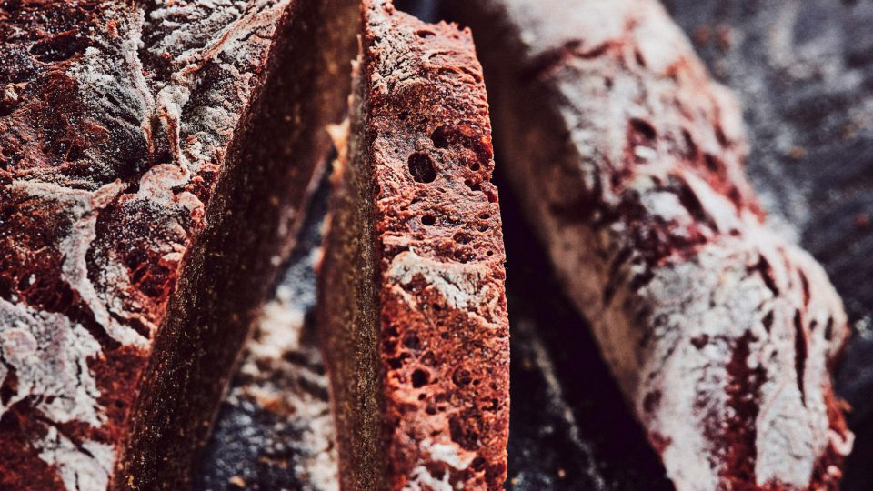 Detailaufnahme von TASTE APPEAL– Rezept: Rote Bete Sauerteigbrot Scheibenkruste scharf