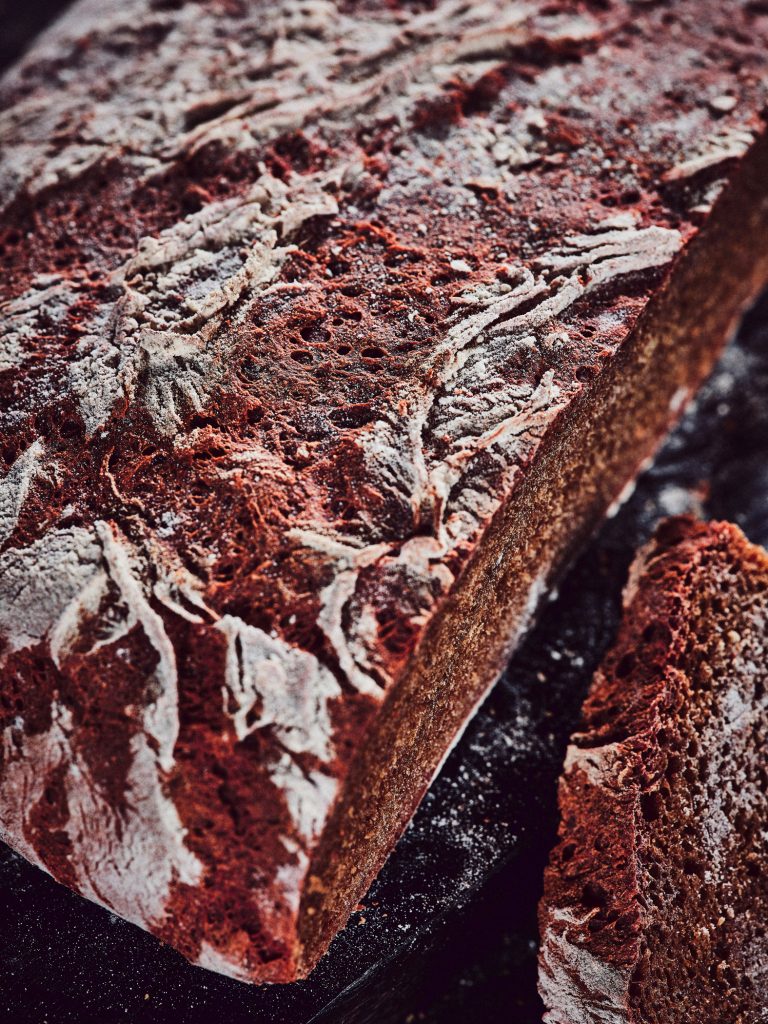 Rote Bete Sauerteigbrot aufgeschnitten mit Scheibe