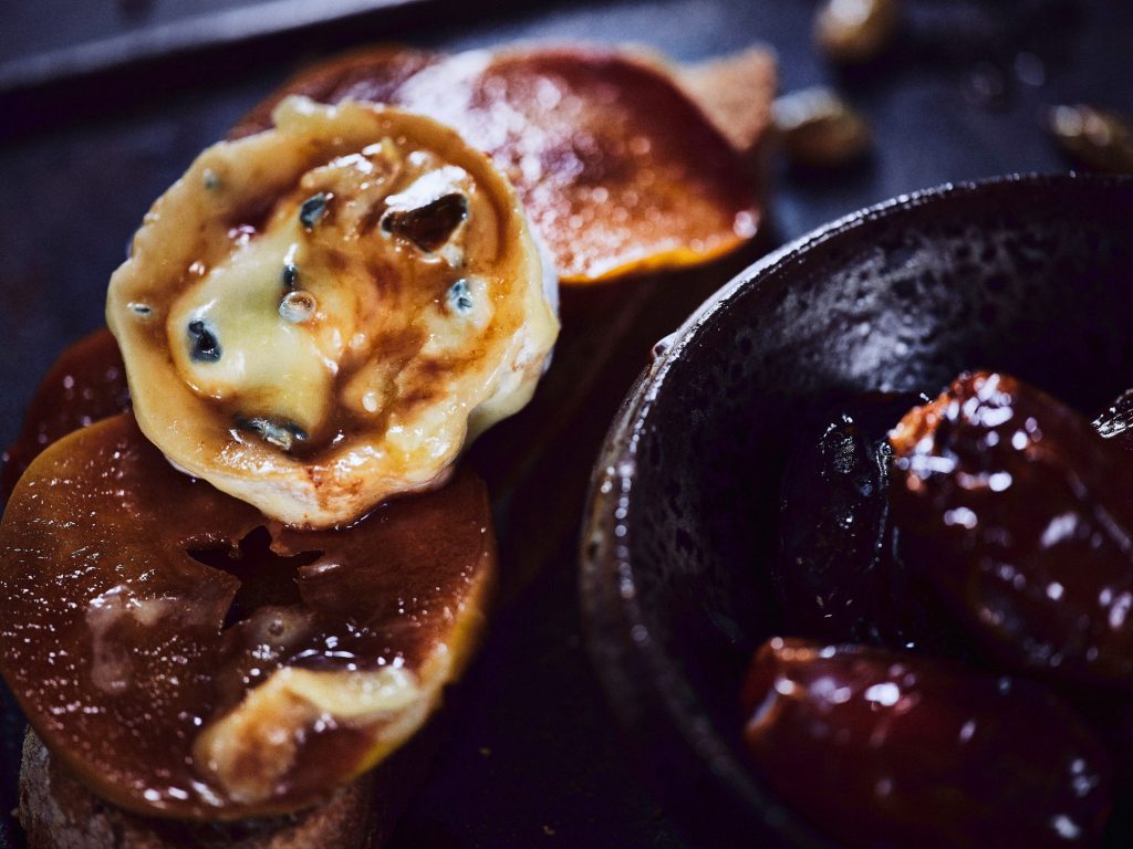 Apfel und Käse mit Datteln