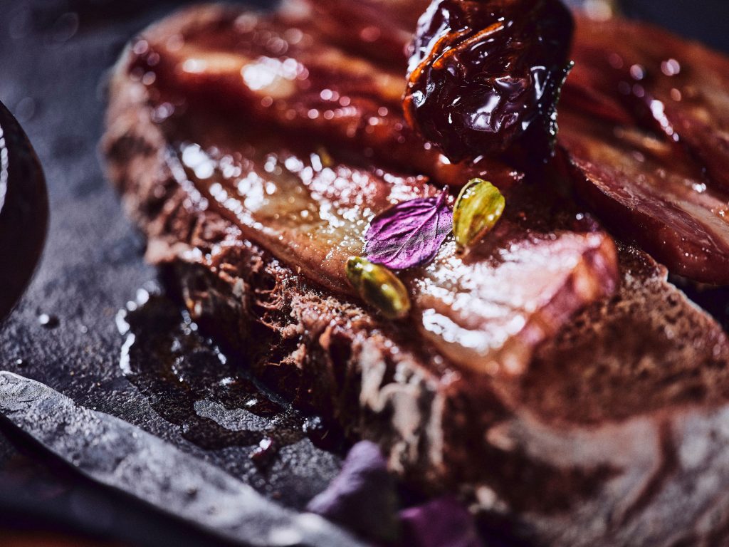 Bacon auf Brot mit Dattel und Kurkuma Closeup 1
