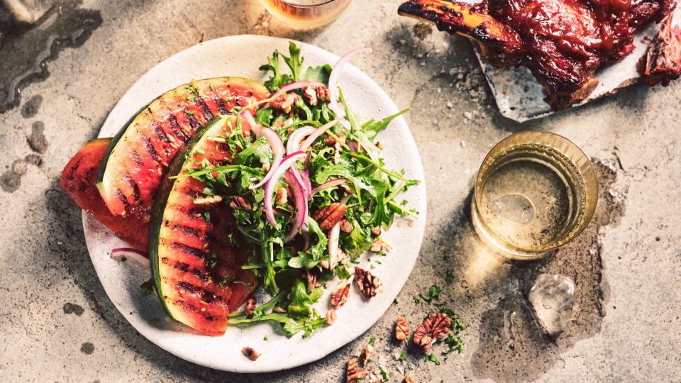 Totale, Vogelperspektive von TASTE APPEAL– Rezept: Gegrillte Rippchen in Whisky-BBQ-Sauce mit Wassermelonensalat