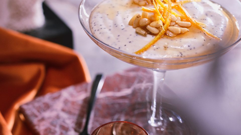 Nahaufnahme von TASTE APPEAL– Rezept: Weiße Schokolade-Mohn-Mousse mit Orange und gerösteten Pinienkernen im Dessertglas