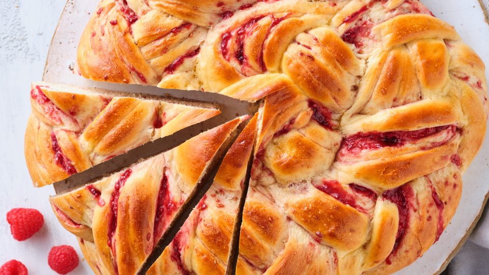 Totale, Vogelperspektive von TASTE APPEAL– Rezept Hefeknoten mit Himbeermarmelade