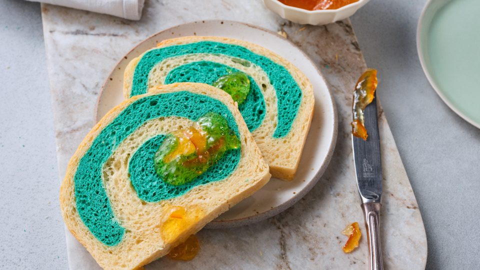 Nahaufnahme von TASTE APPEAL– Rezept Wickeltoast, zwei Wickeltoastbrotscheiben mit Orangengelee und Messer