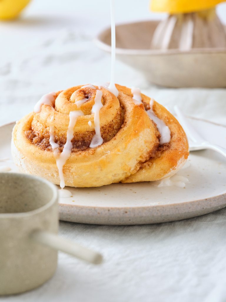 Detailaufnahme von TASTE APPEAL– Rezept Cinnamonbuns, ein Cinnamonbun mit Glasur