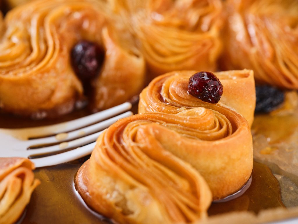 Detailaufnahme von TASTE APPEAL– Rezept, Brioche mit Cranberrys und Gabel