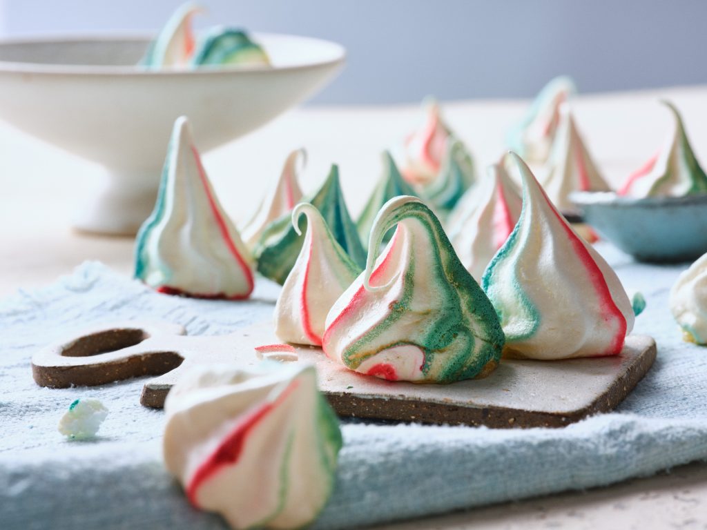 viele Meringue, Brettchen und kleine Schale