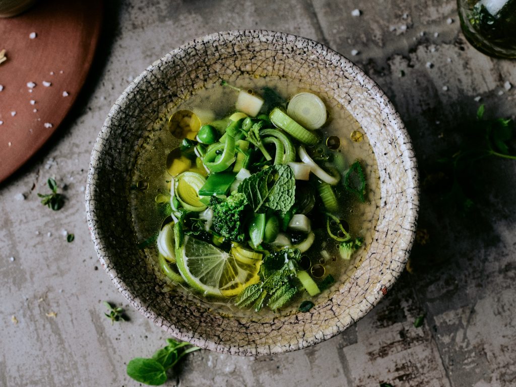 Grüne Minestrone mit Edamame in einer Suppenschalen - Ausgabe querbeet Foodmagazin taste appeal–