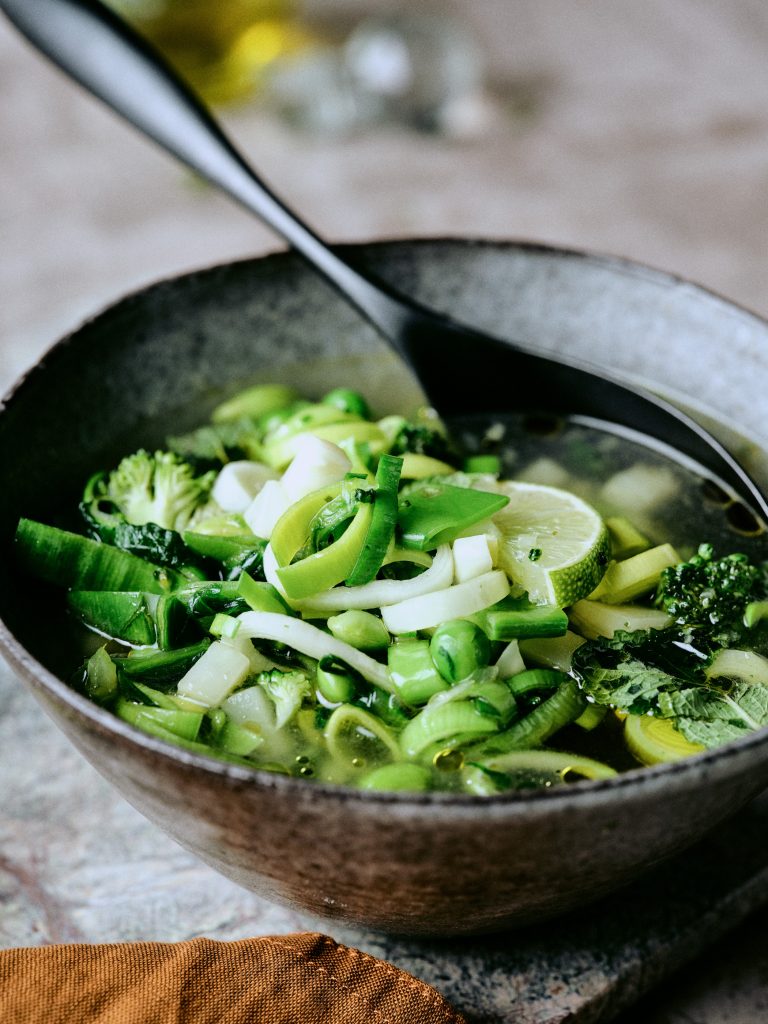 Grüne Minestrone mit Edamame in einer Suppenschalen - Ausgabe querbeet Foodmagazin taste appeal–