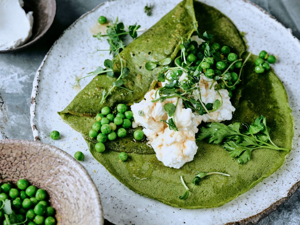 Foto von Spinat-Crepes mit Ziegenquark und Erbsen-Salat - vegetarisches Rezeptfoto der querbeet Ausgabe von taste appeal– dem Foodmagazin