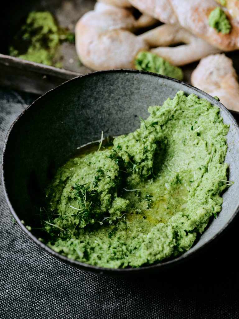 Closeup Rezeptfoto von Brokkoli-Pesto mit Kresse - Foto der querbeet Ausgabe von taste appeal– dem Foodmagazin im Zeitungsformat