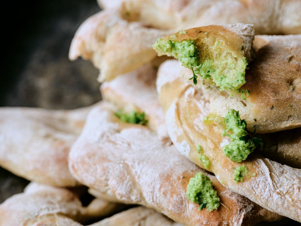 Closeup Rezeptfoto von Brokkoli-Pesto mit Fougasse und Kresse - Foto der querbeet Ausgabe von taste appeal– dem Foodmagazin im Zeitungsformat