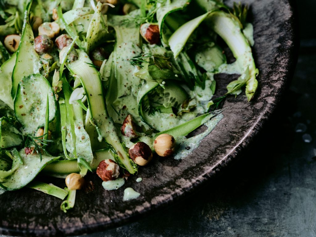 Detailaufnahme von Grünem Gemüsesalat mit Spargel - Rezeptfoto für die taste appeal– Ausgabe querbeet
