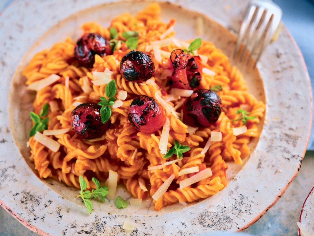 Großaufnahme von TASTE APPEAL– Rezept: Linsenpasta mit burnt Tomatoes und Wodka