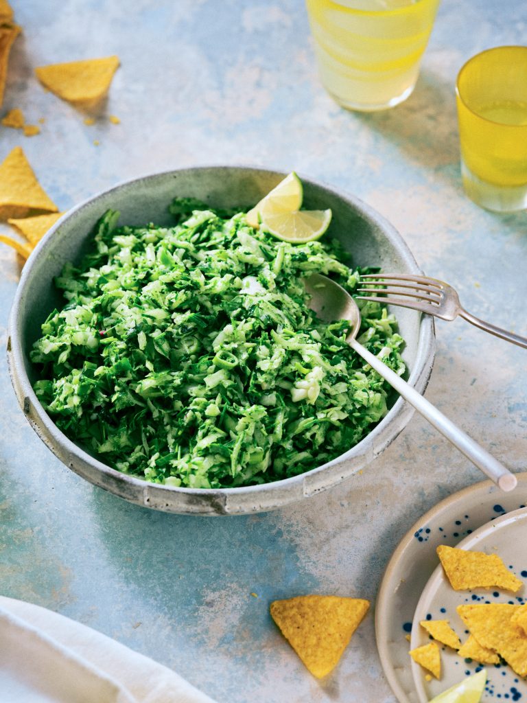 Nahaufnahme von TASTE APPEAL– Rezept: Green Goddess Salad mit Besteck, im Hintergrund Gläser, im Vordergrund Tortilla Chips