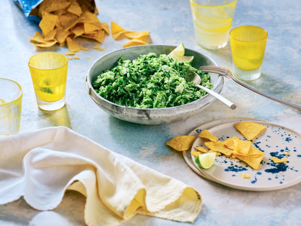 Totale von TASTE APPEAL– Rezept: Green Goddess Salad, im Hintergrund offene Tortilla Chips Tüte und gelbe Gläser