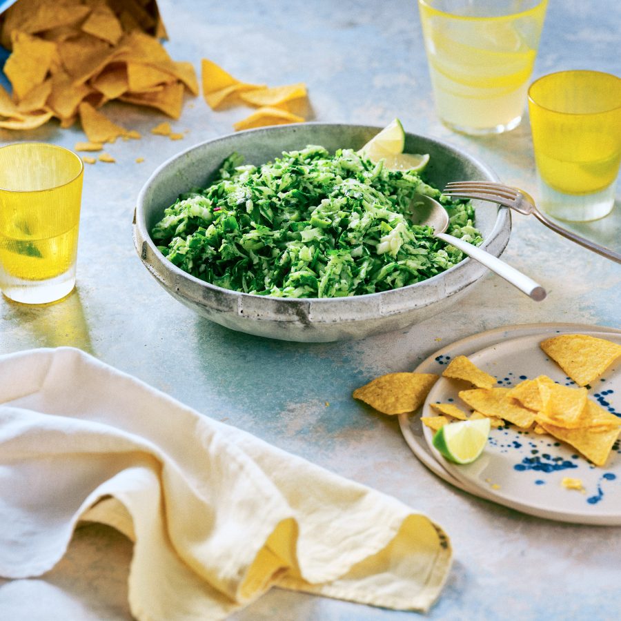 Totale von TASTE APPEAL– Rezept: Green Goddess Salad, im Hintergrund offene Tortilla Chips Tüte und gelbe Gläser