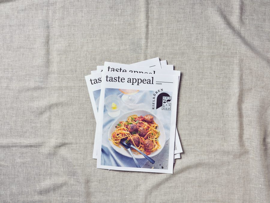 TASTE APPEAL- Ausgabe "Kielköken" Cover, mehrere Exemplare übereinander auf einem Stoffuntergrund