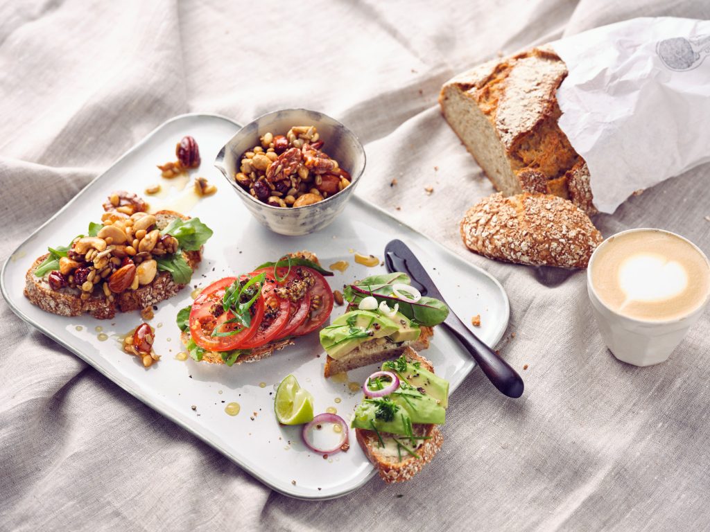 Totale von TASTE APPEAL– Rezept Bodenbrot, belegte Stullen liegen auf großer Keramikplatte