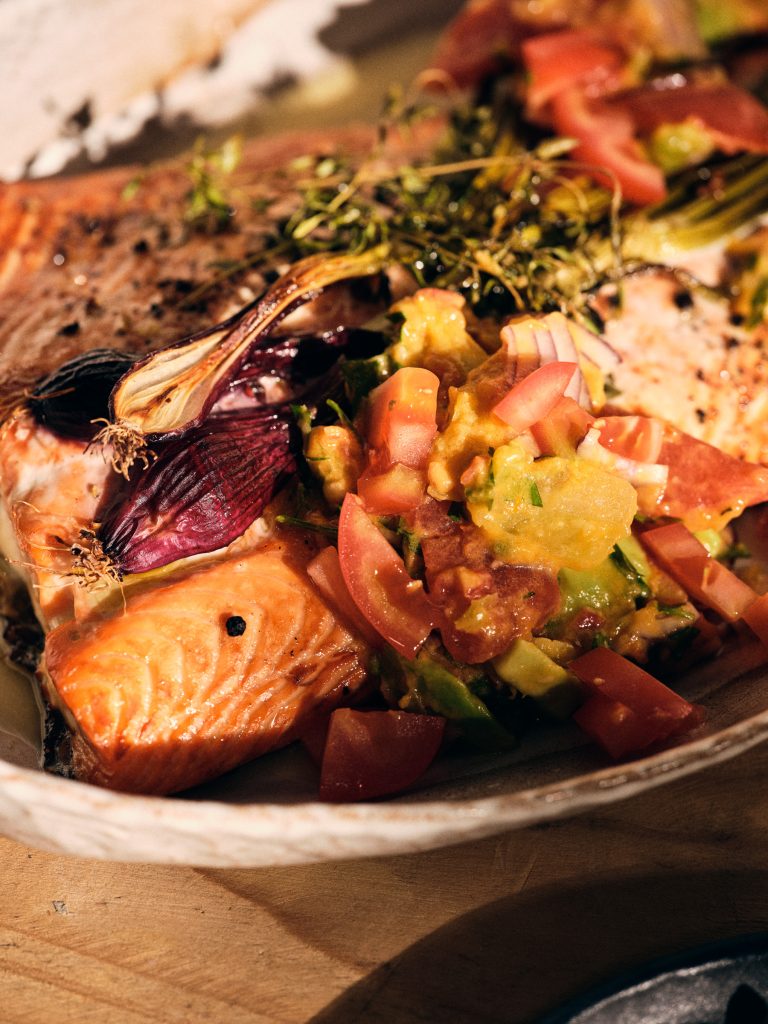 TASTE APPEAL- Rezept gebackener Lachs mit Tomaten-Avocado-Salsa, Detailaufnahme