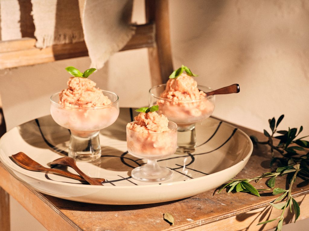 TASTE APPEAL- Rezept Tomaten-Basilikum-Granité, drei Schüsseln mit Eis auf einer Keramikschale, Totalaufnahme