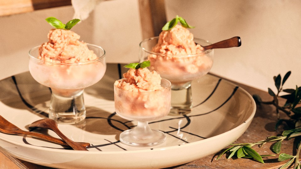 TASTE APPEAL- Rezept Tomaten-Basilikum-Granité, drei Schüsseln mit Eis auf einer Keramikschale, Totalaufnahme