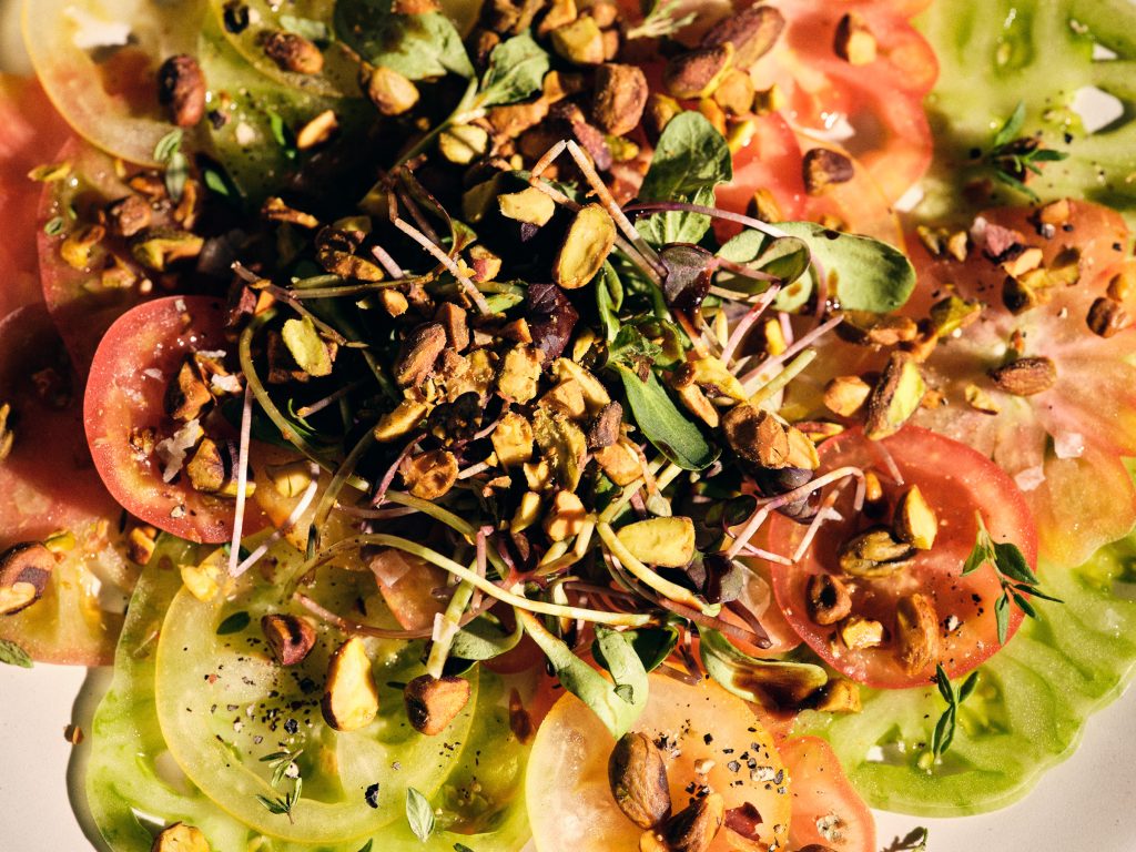 Makroaufnahme von TASTE APPEAL- Rezept Tomaten Carpaccio mit gerösteten Pistazien