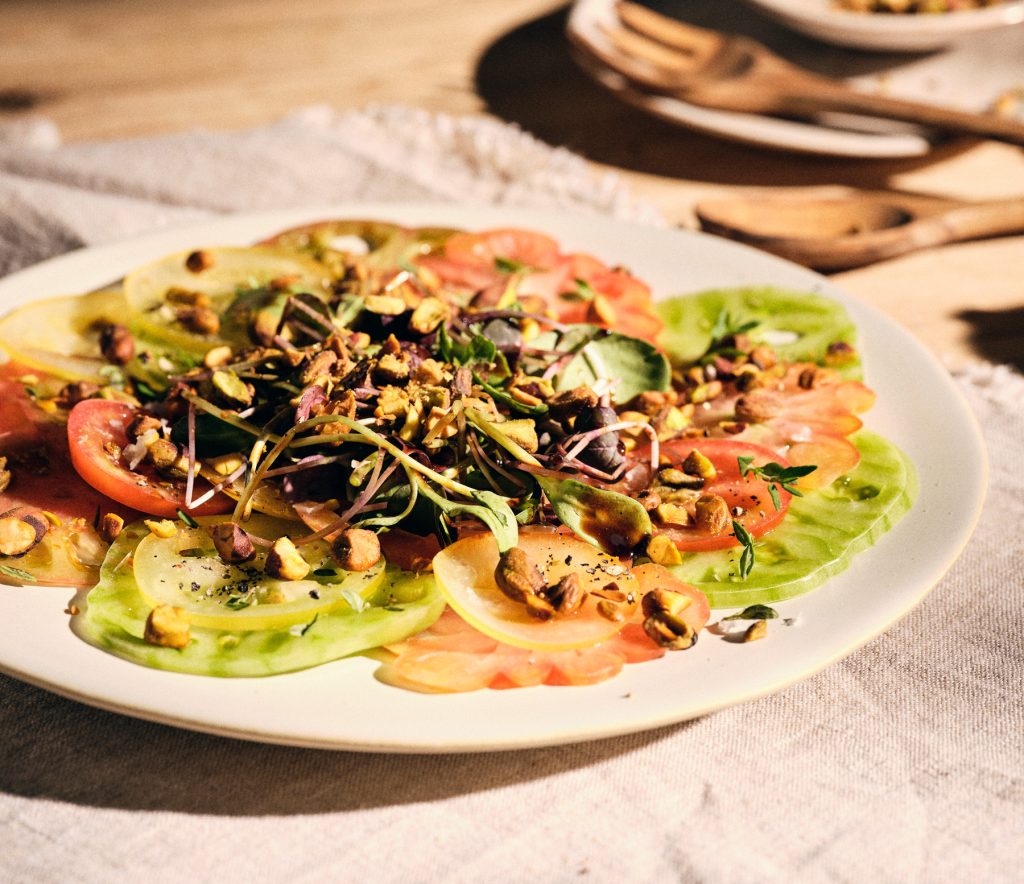 Nahaufnahme von TASTE APPEAL- Rezept Tomaten Carpaccio mit gerösteten Pistazien