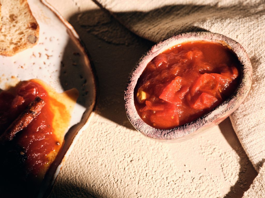 Deatilaufnahme von TASTE APPEAL– Rezept Tomaten-Chutney mit Vanille, Sternanis und Chili in kleiner Schüssel