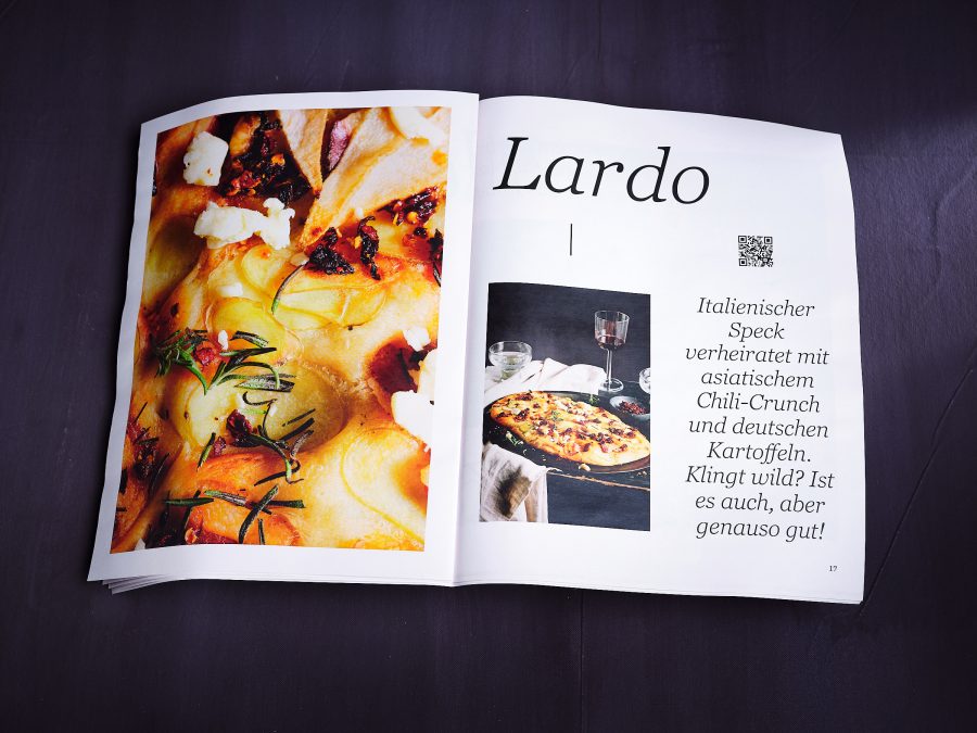 aufgeschlagenes Magazin von TASTE APPEAL– Ausgabe "ERNTEZEIT" auf lila Hintergrund, mit Rezept Lardo