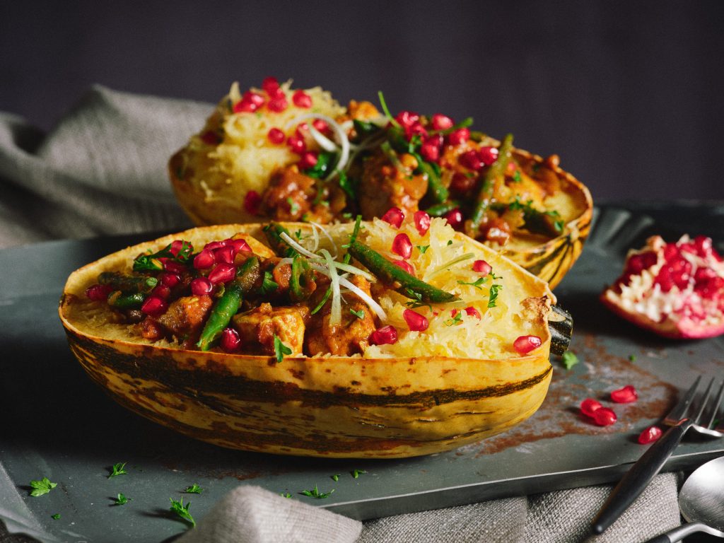 TASTE APPEAL- Rezept, Spaghettikürbis mit Chicken Madras, Bohnen und Granatapfelkernen auf Steinplatte