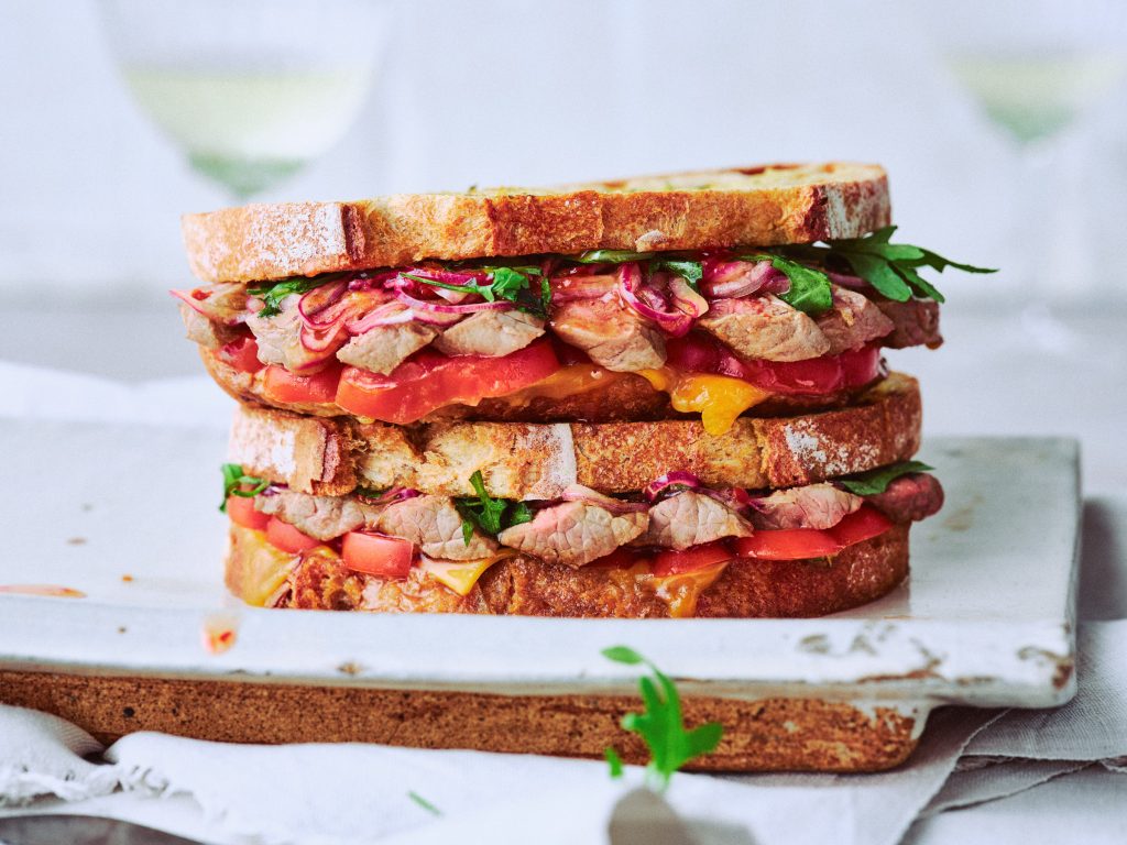 Rumpsteak auf Brot mit roten Zwiebeln und Salat, Rezept von TASTE APPEAL– , Nahaufnahme in der Ausgabe KNUST